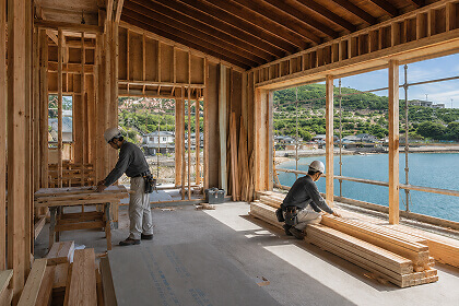 建築現場サポートスタッフの仕事風景