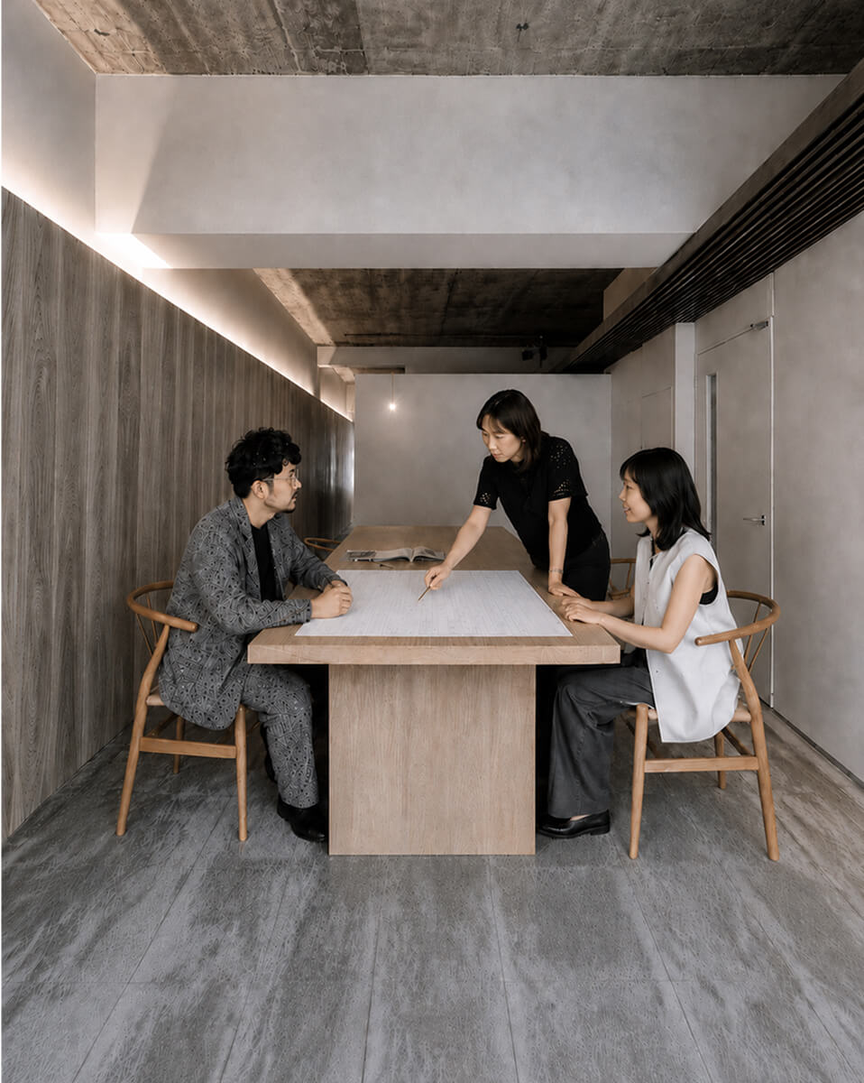 住まいの設計について打ち合わせをする様子